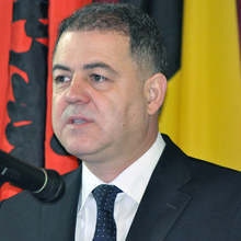 Според министъра на отбраната не би следвало да има пречка  летище "Долна Митрополия" да се използва и за граждански цели