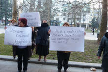 Собственици на апартаменти в блок "Теодора" в Русе протестираха в центъра на града