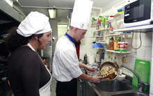 Девет непрофесионални отбора мерят сили в кулинарното състезание "На върха на ножа" в Русе