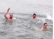 Силистренецът Светлин Иванов за четиринайсета поредна година извади Богоявленския кръст от Дунав