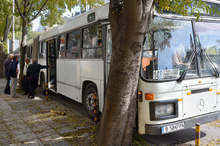 Автобус от градския транспорт във Варна  се удари в дърво; трима пътници  са пострадали