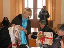 Депутатът Мая Манолова  подари календари на кметовете  от селата в община Кюстендил
