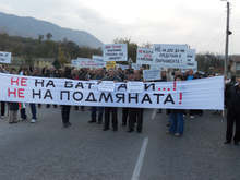 Жители на Кюстендил блокираха международния път за ГКПП-Гюешево  срещу мандата на ДПС в  Кюстендилския избирателен район