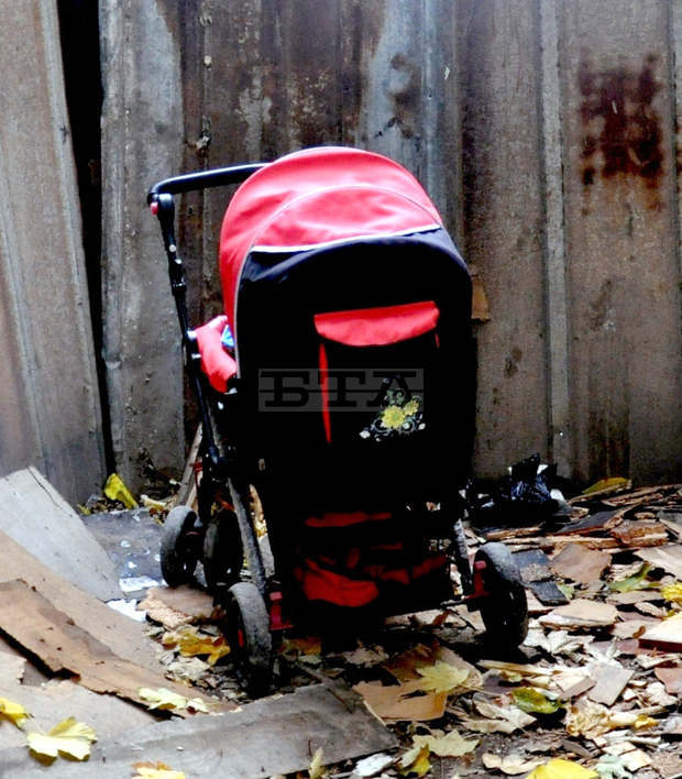 Митничари откриха контрабандни цигари в бебешка количка в Свиленград 