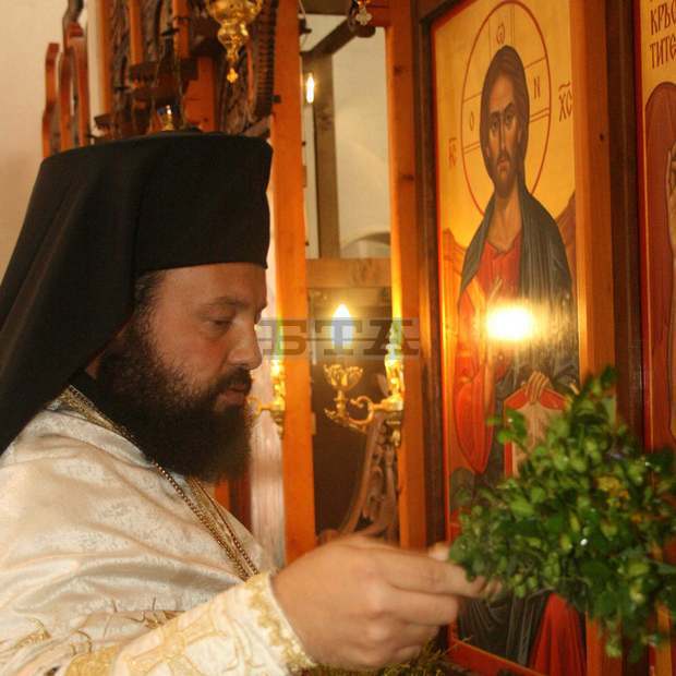Отслужен бе молебен за безаварийно пътуване по планински път, на  който млади хора  загинаха в катастрофи