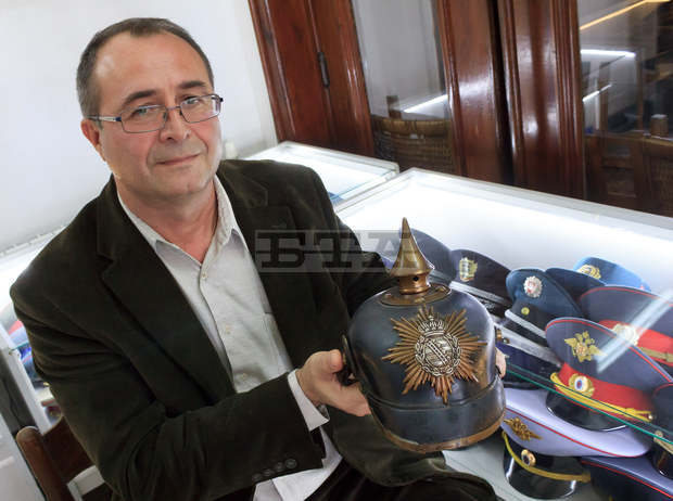 Изложба представя полицейски и военни фуражки от цял свят