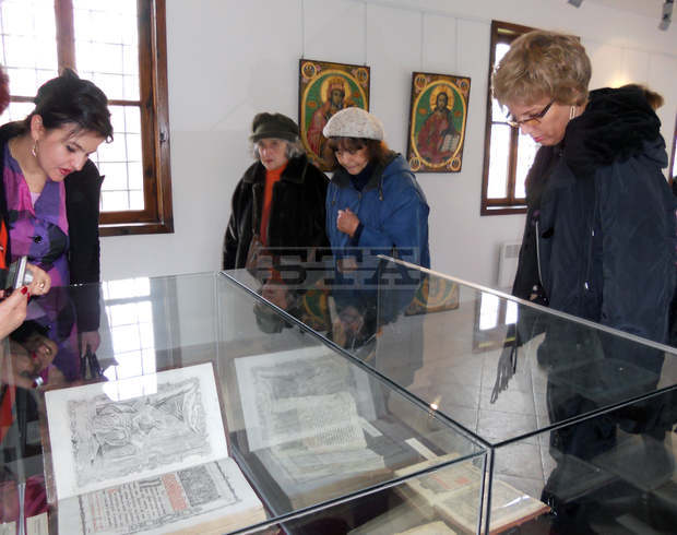 Изложба "Печатната книга - пазител на българската духовност", посветена на Деня на народните  будители и на първия български печатар, беше открита в Кюстендил 