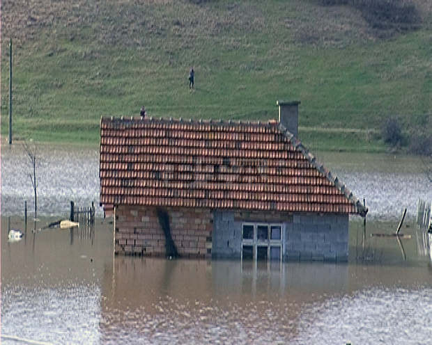 Нивото на водата в наводненото дуловско село Долец намалява 