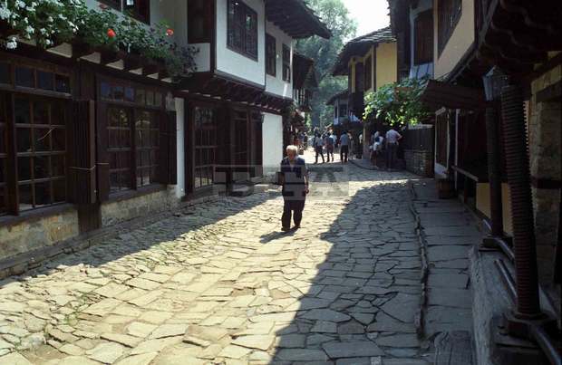 Сватбени обичаи на балканските държави представят самодейни състави днес и утре в комплекса "Етър"