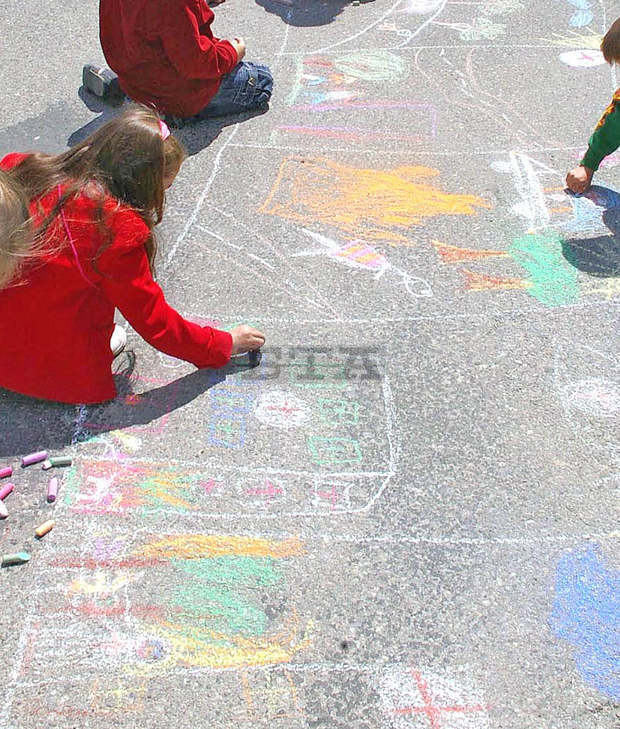 Деца участваха в конкурс  за рисунка на  асфалт в Русе