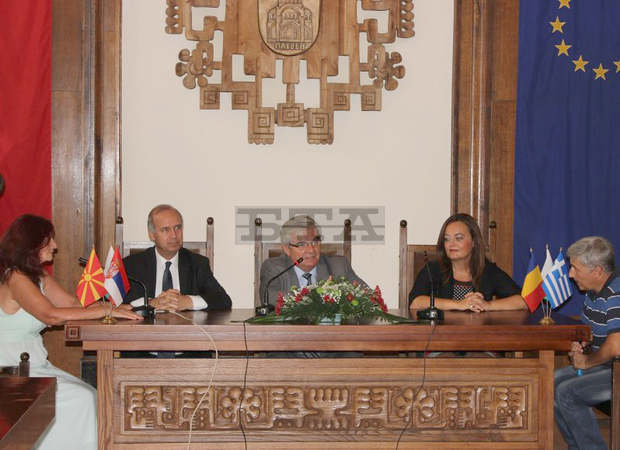 Кметът на Плевен подписа  договори за партньорство  с Браила и Волос