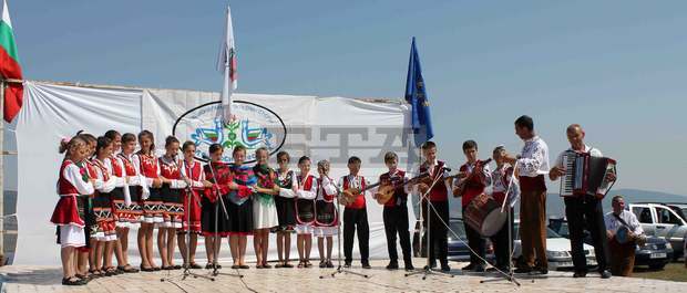 Кметът на Омуртаг откри събора "И си носим песента"
