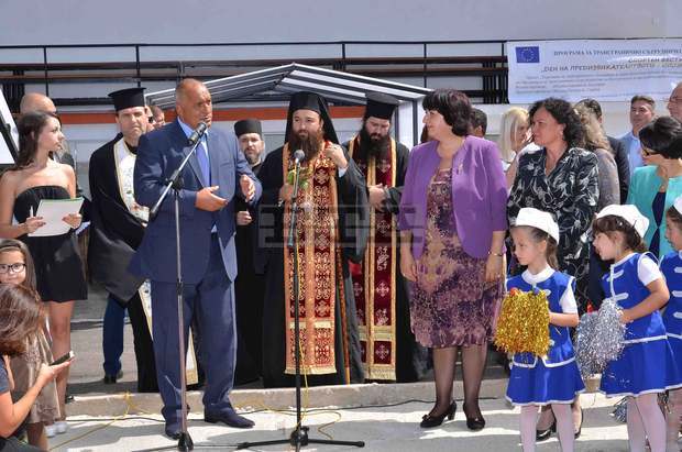 Премиерът Бойко Борисов откри реконструиран стадион в Берковица