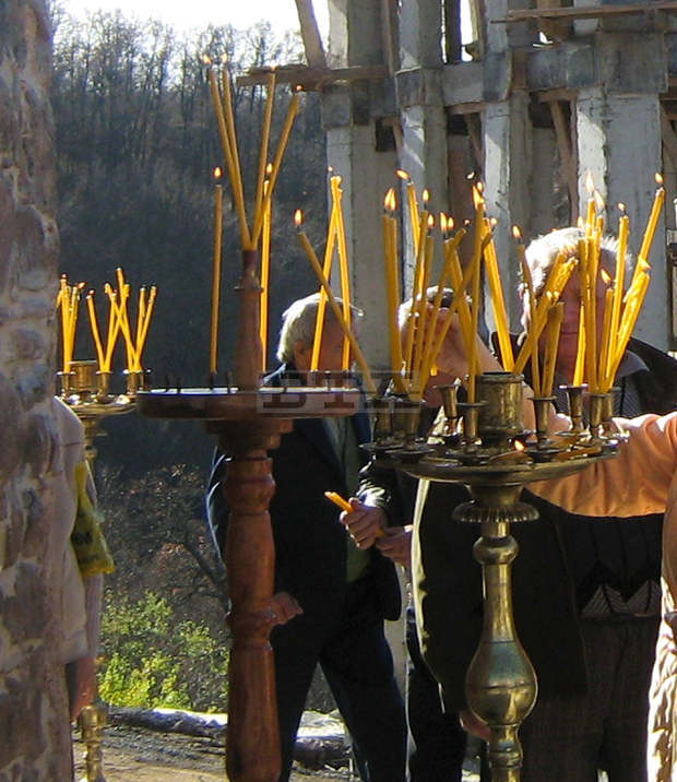 Храмов празник чества днес Гигинският манастир "Св. безсребреници Козма и Дамян"