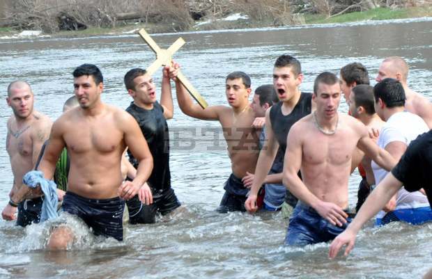 В Ловеч  за богоявленския кръст  се хвърлиха 27 мъже
