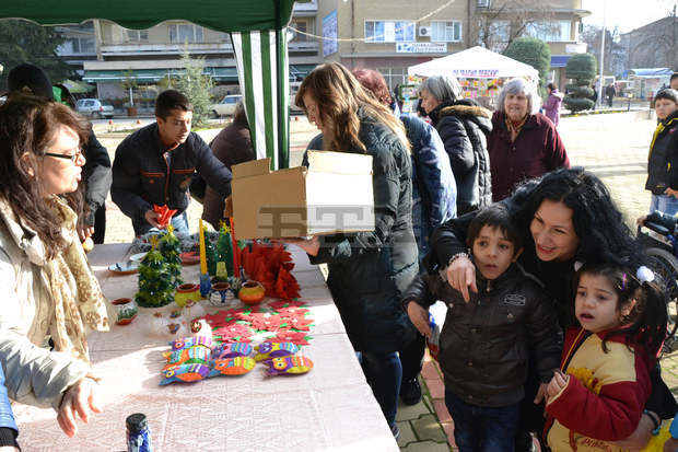 Коледен базар отвори врати в центъра на Чирпан