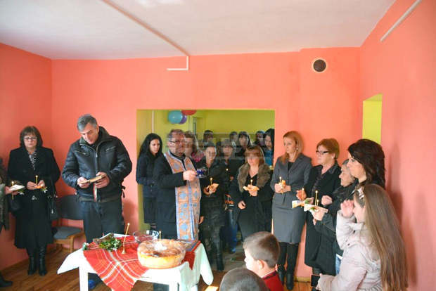 Обновена и ремонтирана изцяло със средства от общинския бюджет на Симитли детска градина посрещна децата в село Полето