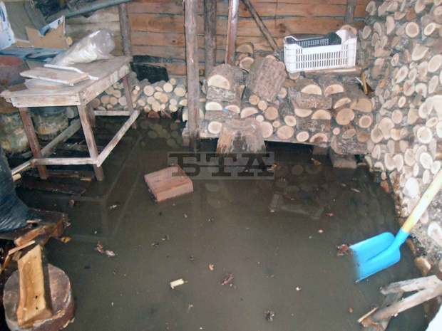 Наводнени след дъжда са приземните етажи на къщи в ромския квартал в Кюстендил