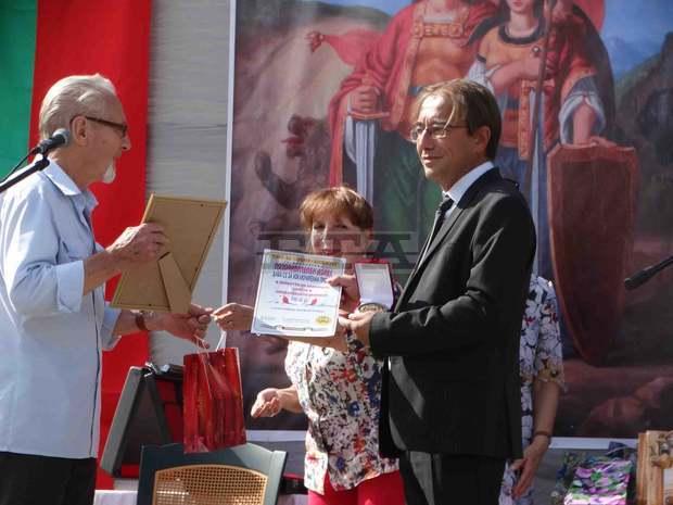 Кметът на Асеновград награди изявени граждани  и организации по повод Деня на Съединението  на България