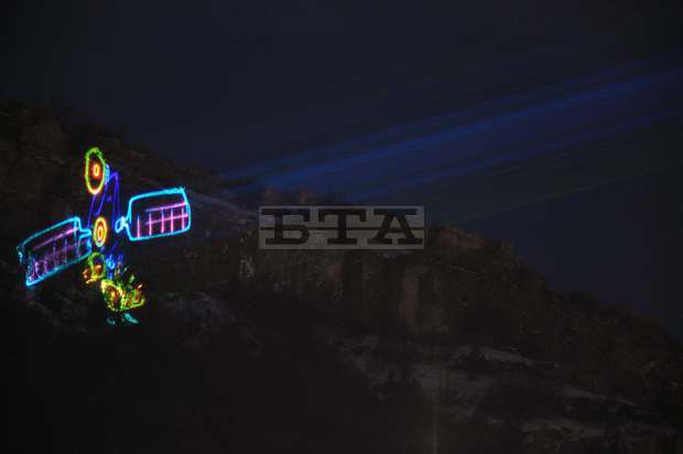 Уникален светлинен надпис върху скалния  венец на хълма "Стратеш" в Ловеч поздравява  с настъпването на Новата година