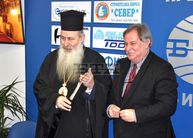 Генералният директор на БТА Максим Минчев връчи наградата "Бялата птица" за обществен принос на Величкия епископ Сионий