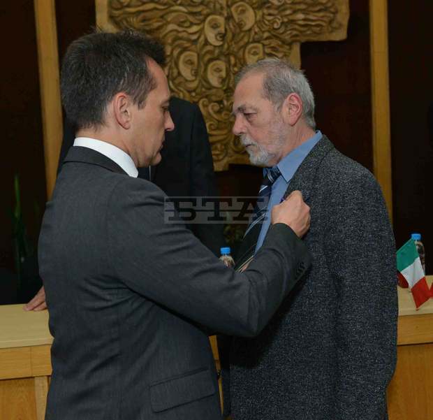 Посланикът на Франция връчи наградата  "Кавалер на академическите палми"  на сливенски учител