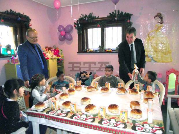 Кметът на Свищов е зарадвал с коледен празник приемните семейства от общината  и децата, които отглеждат