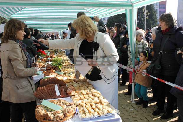 Коледна трапеза подредиха в центъра на Димитровград участници в конкурс на общината