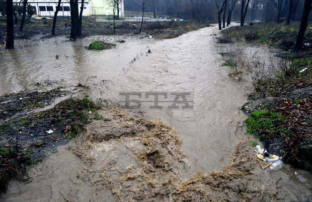 Пътят Добрич-курорта "Албена"е затворен зарадинаводнен участък