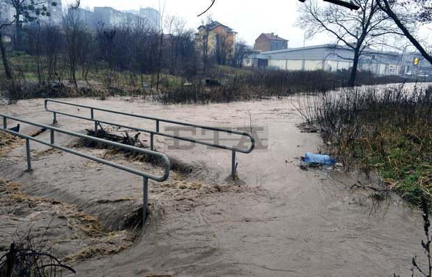 Машини разчистват река Добричка, хората във вилна зона са предупредени с мегафон за опасност от разлив