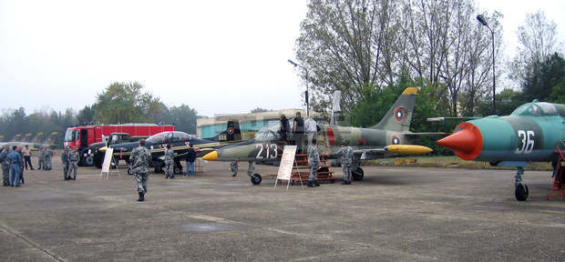 Младите летци за изтребителната авиация ще се обучават по нова летателна програма