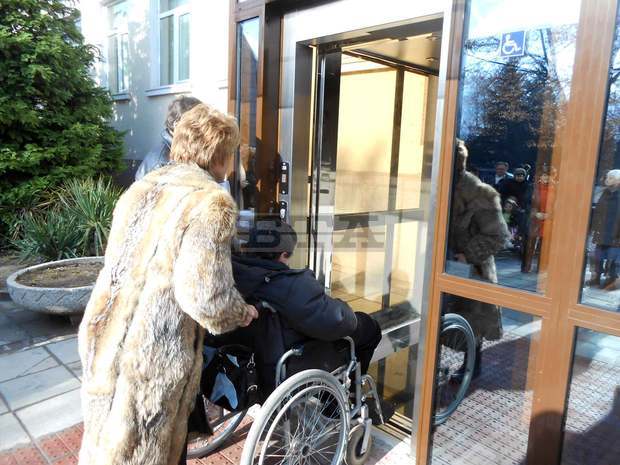 Асансьор за хора с увреждания има вече в сградата на Народно читалище "Просвета-1865" в гр. Гоци Делчев