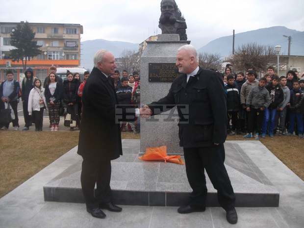 Внукът на генерал Гурко се поклони пред паметника на дядо си в Гурково Внукът на генерал Гурко се поклони пред паметника на дядо си в Гурково