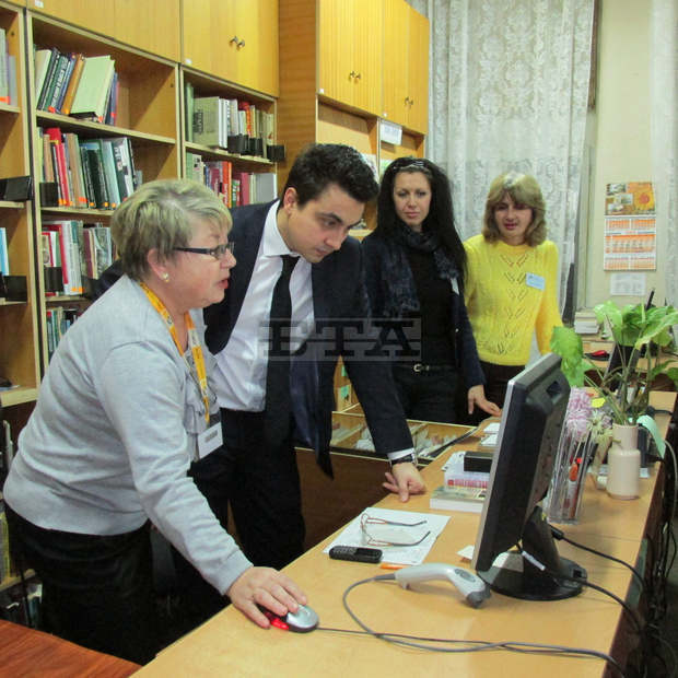 Инициатива "Езикова изолация" за популяризиране на литературата на "малките" езици започва да осъществява евродепутатът Момчил Неков Инициатива "Езикова изолация" за популяризиране на литературата на "малките" езици започва да осъществява евродепутатът Момчил Неков