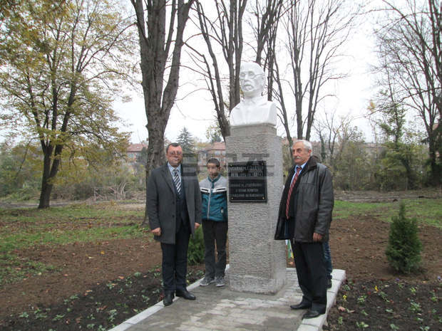 В Павликени бешеоткрит бюст-паметник напървия старейшина на града 