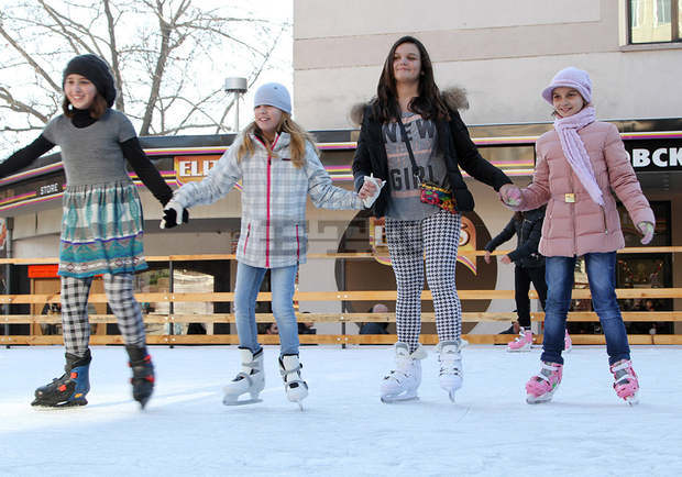 Община Стара Загора  кани жителите и гостите  на града на ледена пързалка