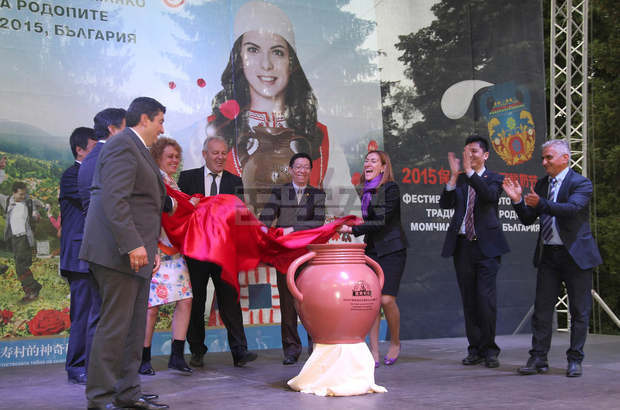 Министър Николина Ангелкова откри Фестивал на киселото мляко в Момчиловци