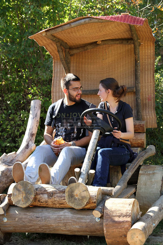 Автомобилът на Фред Флинтстоун радва посетителите на зоопарка в Стара Загора