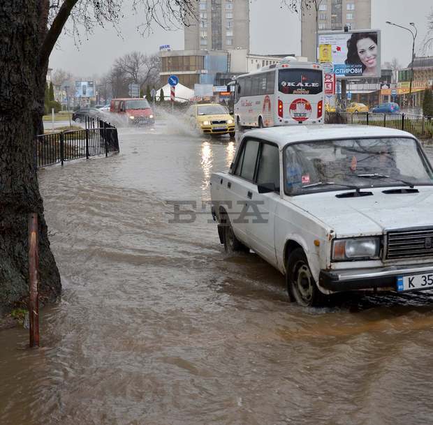 Язовир "Студен кладенец" се изпуска от всички клапи, започна изпускане и на яз."Кърджали"
