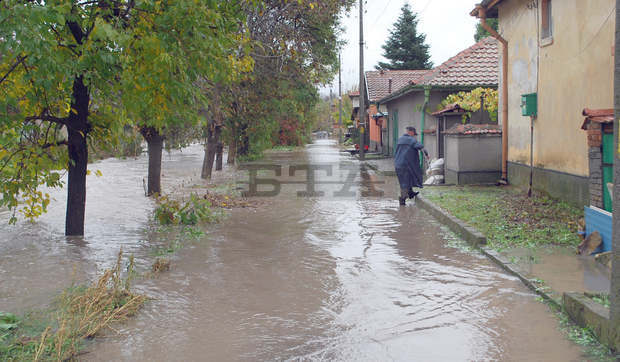 Екипи на противопожарната служба отводняват къщи идворове в Хасковско