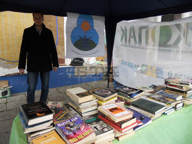 Жители на Кюстендил участват в акция "Книги за смет" 