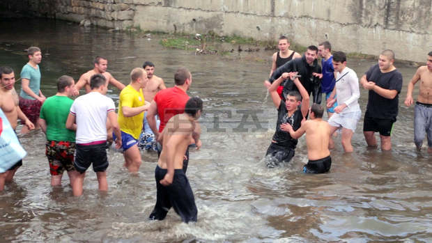 Именяк улови Богоявленския кръст в река Банщица в Кюстендил