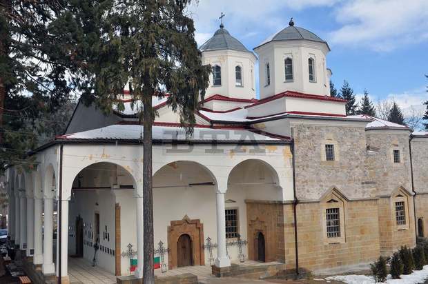 Четирима души са били монаси за един ден през август в Лопушанския манастир край монтанското село Георги Дамяново