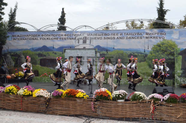 Голямата награда на фестивала "Малешево пее и танцува" в Микрево заслужиха за цялостно представяне участниците от читалище "Миньор-2006" в Бобов дол