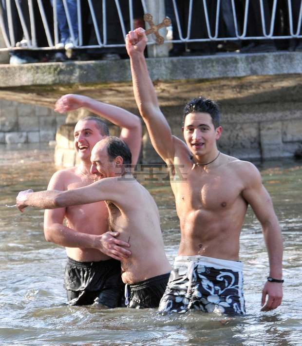 Ученик извади богоявленския кръст в Монтана