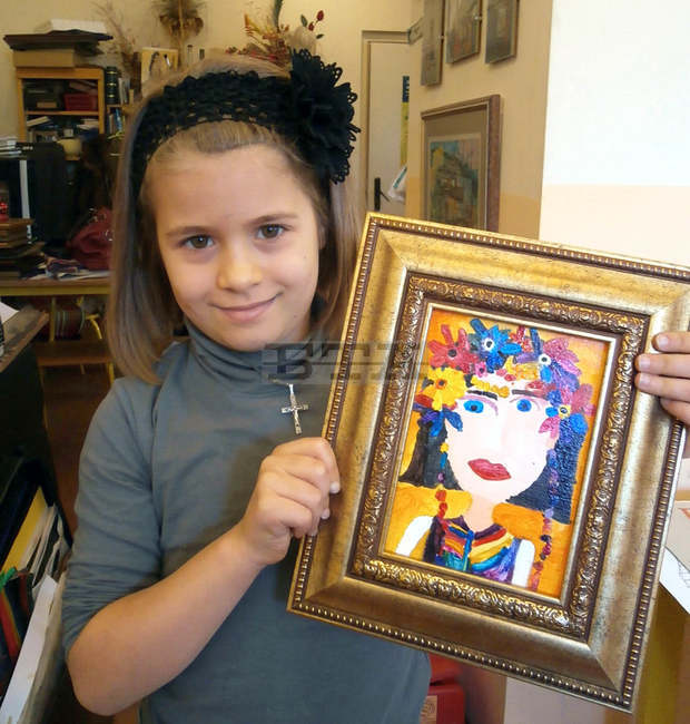 Децата от школа "Колорит" в Плевен рисуват картини за коледни подаръци на семействата си