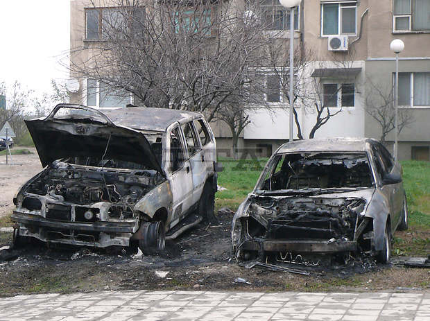 Джип и луксозен автомобил на общински съветник от Лом са запалени през нощта