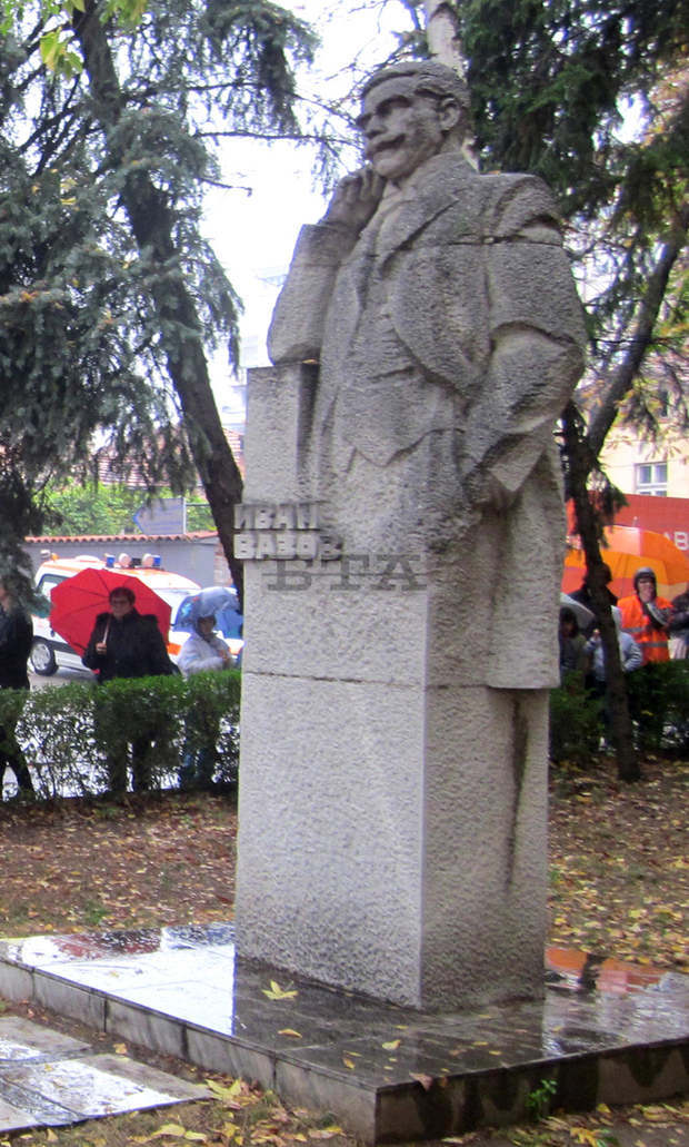 Денят на народните будители ще се отбележи в Плевен с общоградски ритуал пред паметника на Иван Вазов