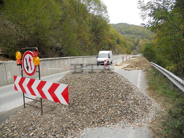 Започна изграждането на нова подпорна  стена на проблемния участък от пътя  Симитли - Разлог близо до село Градево