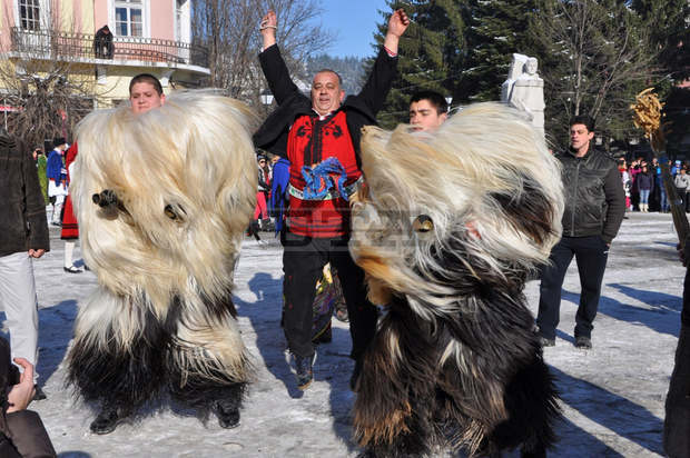 Хиляди жители на Разлог се включиха в новогодишния кукерски карнавал "Старчевата 2015"